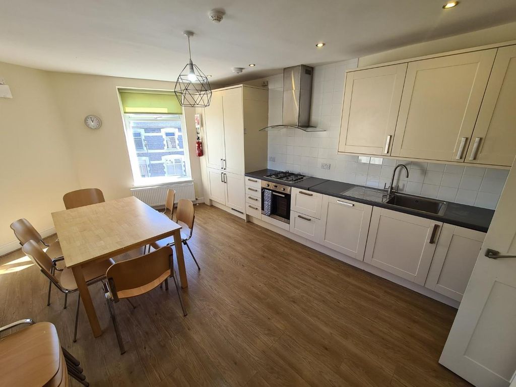 Property photo 2 of 10 Kitchen