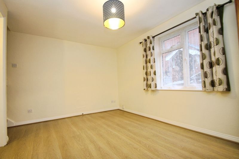 Property photo 2 of 8 Photo 4