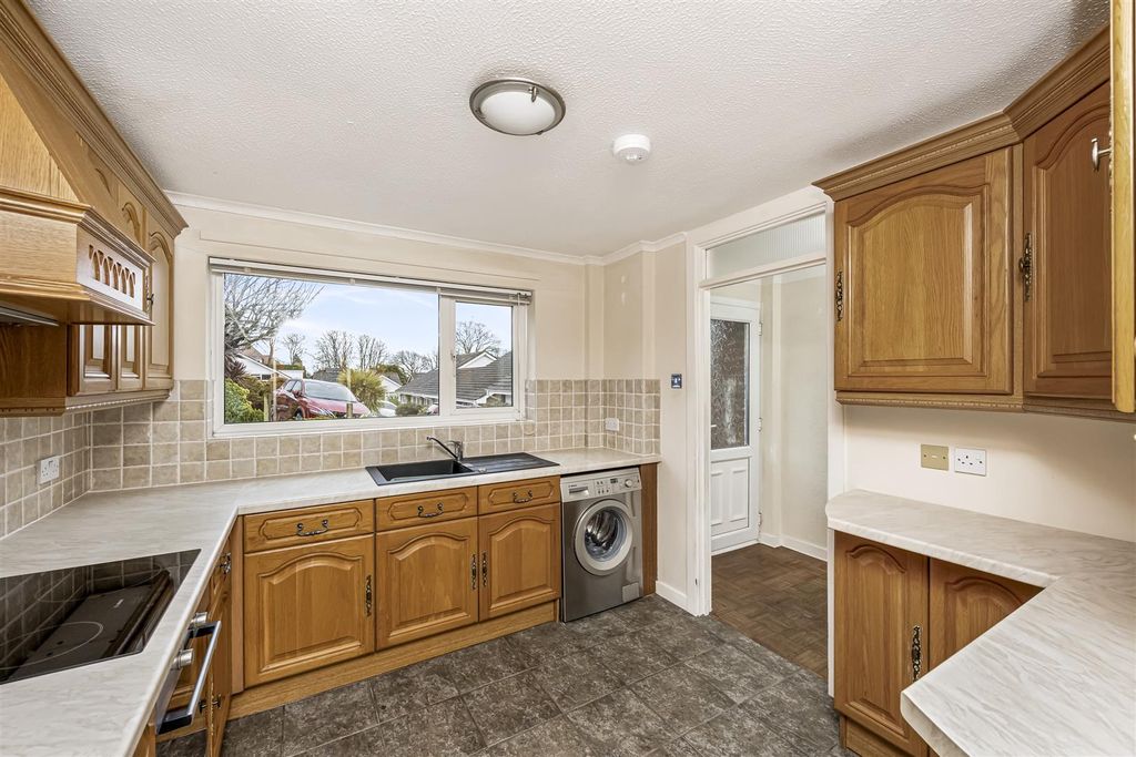 Property photo 3 of 19 Kitchen