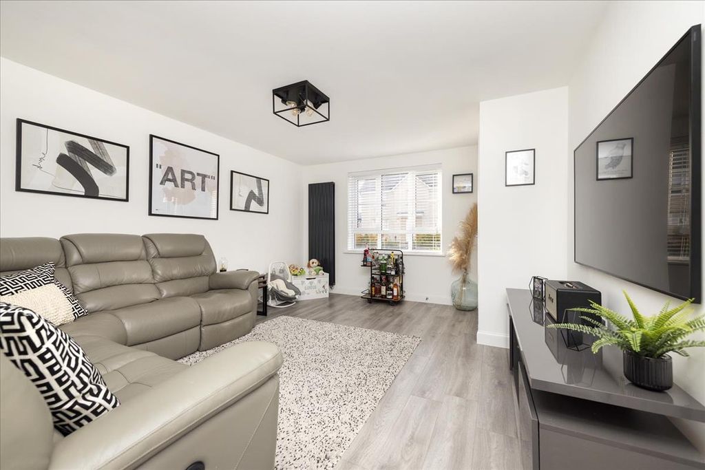 Property photo 3 of 32