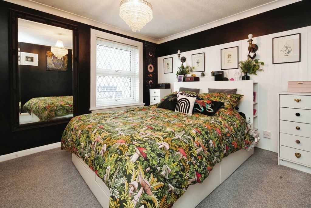 Property photo 2 of 11 4380281