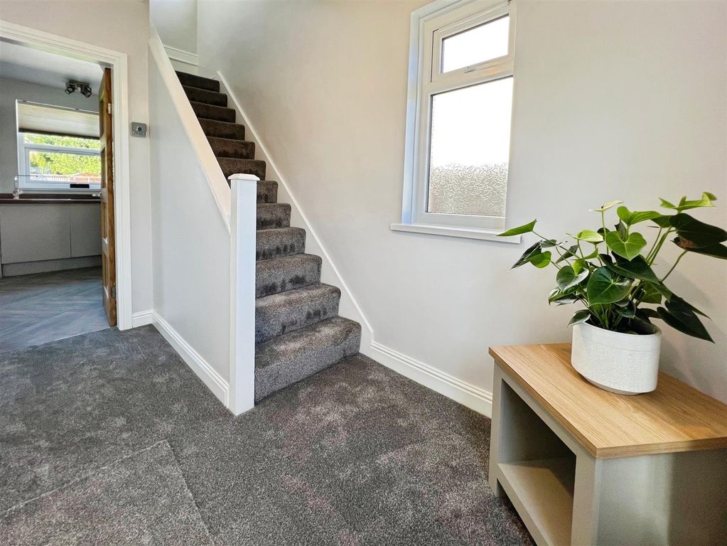 Property photo 2 of 23 Entrance Hall
