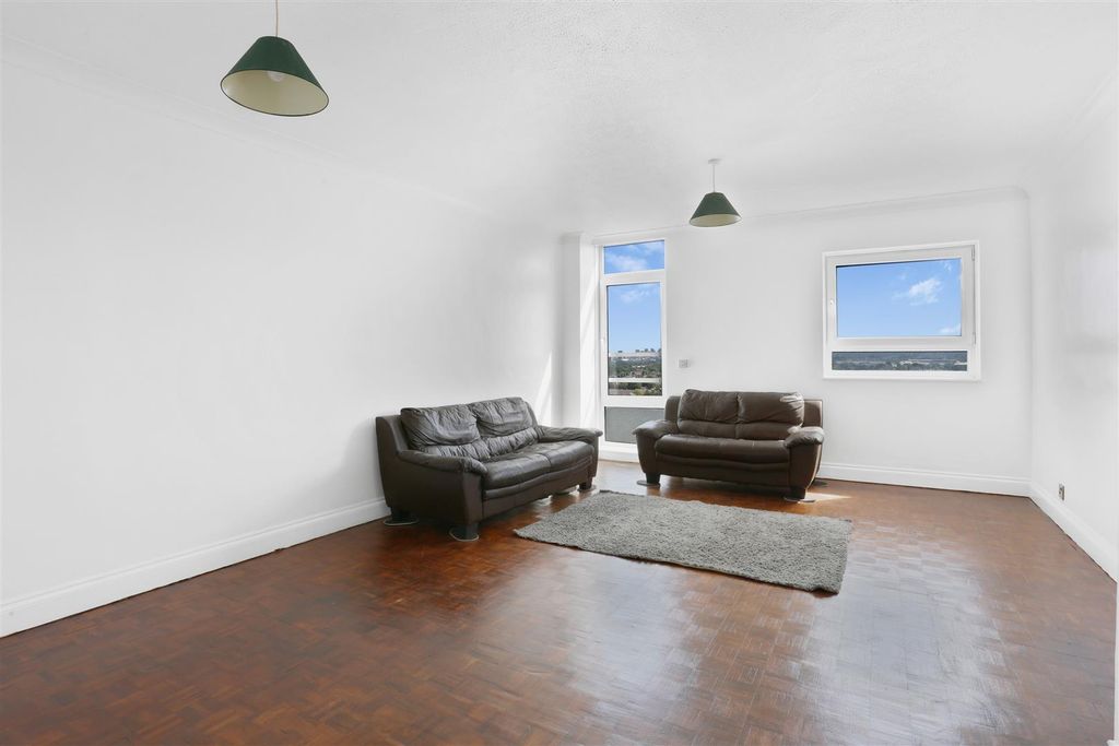 Property photo 2 of 18 1737377826 - 30 Rosemount - 18.Jpg
