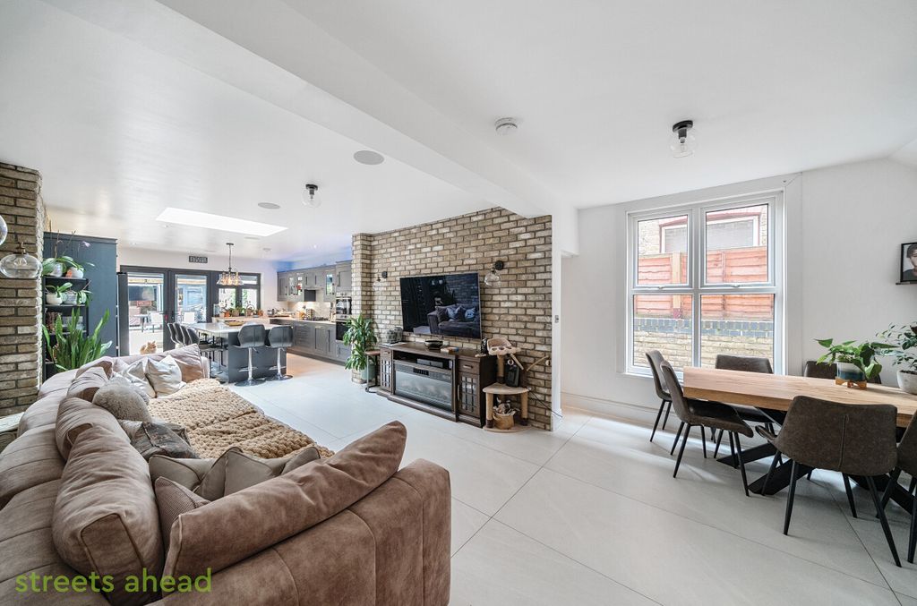Property photo 3 of 22 7c62Dea2-Cbe3-4Db...