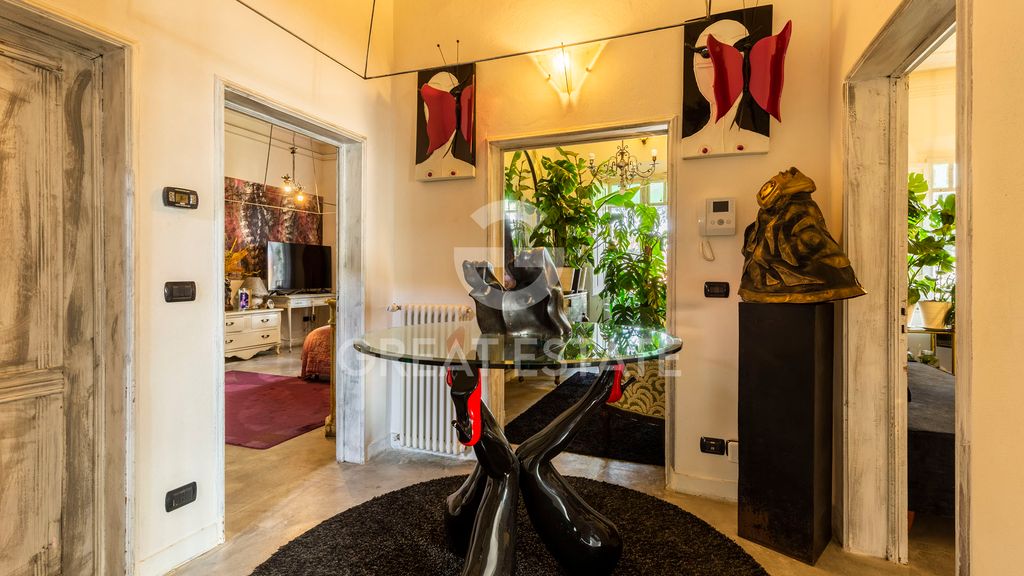 Property photo 3 of 22 Interiors