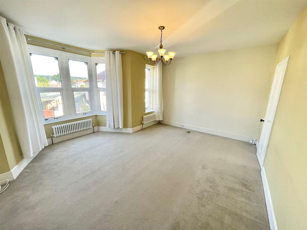 Property photo 3 of 14 Lounge