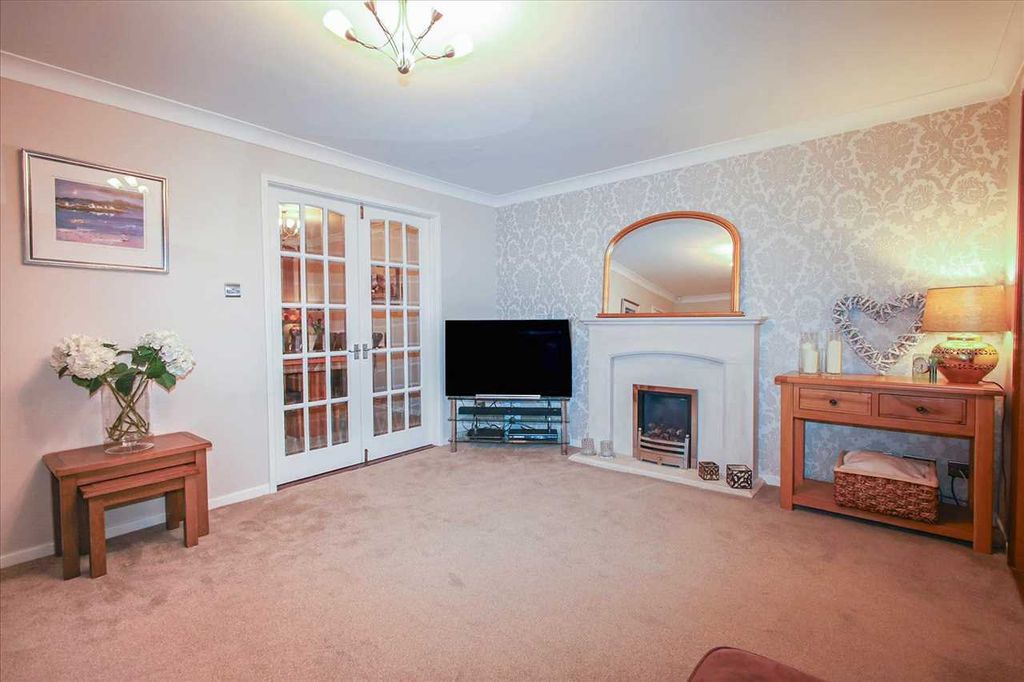 Property photo 3 of 32 Lounge (2)