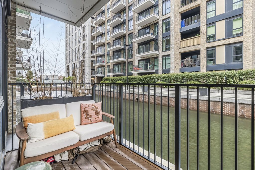 Property photo 2 of 22 Canal Terrace