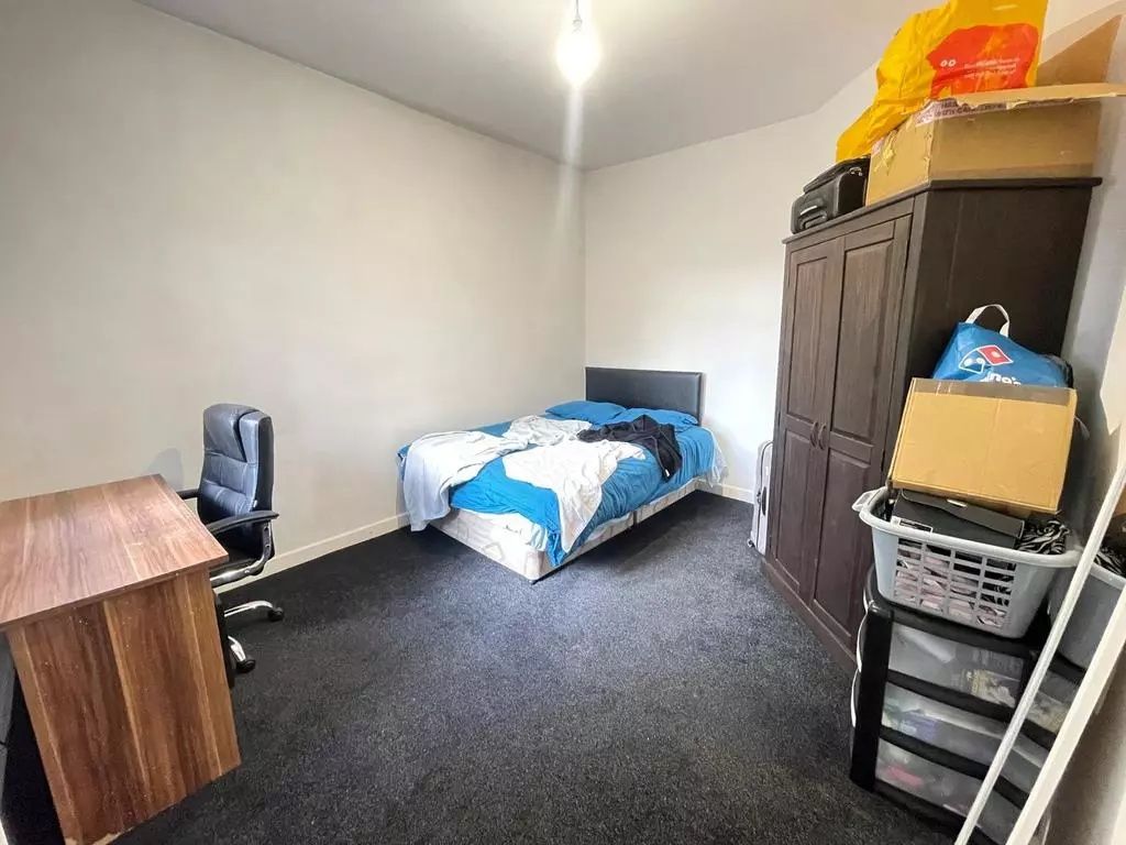 Property photo 3 of 5 A Modestly Sized Single Bedroom Featuring A Comfor...