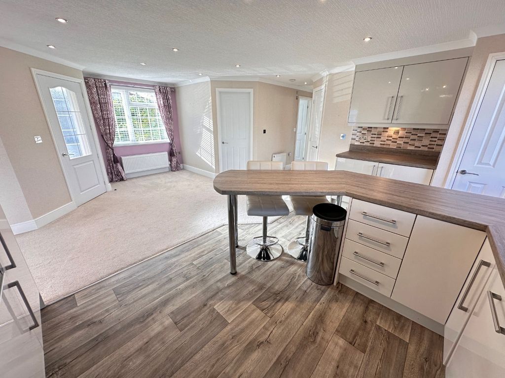 Property photo 2 of 17 4698401