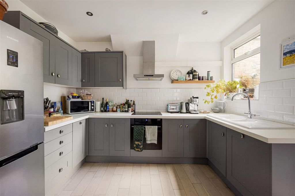 Property photo 3 of 26 Kings Road, E11
