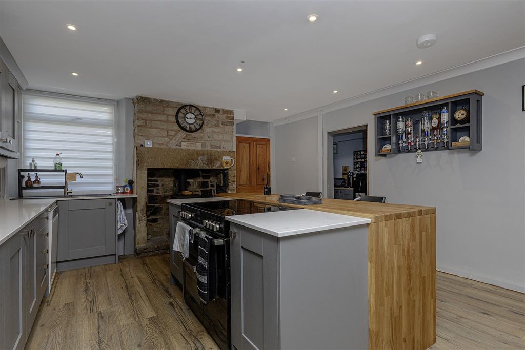 Property photo 2 of 27