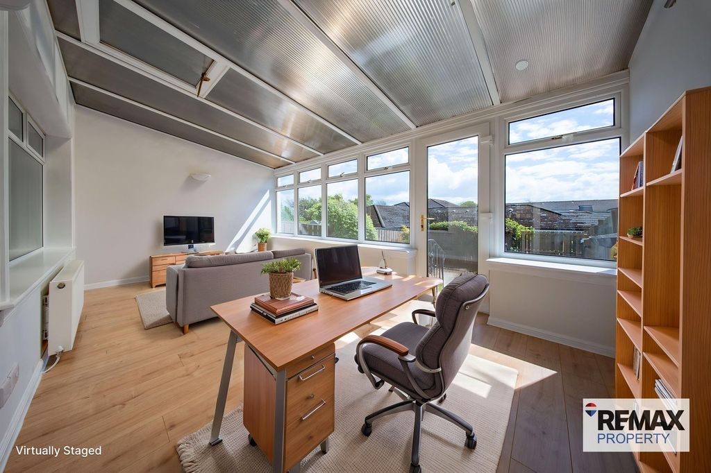 Property photo 3 of 31 Virtually Staged Sunroom
