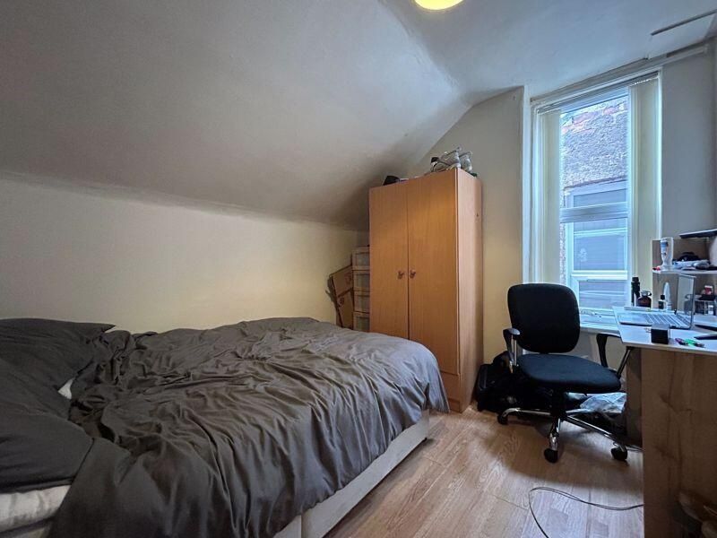 Property photo 2 of 10 A Bright And Welcoming Double Bedroom Featuring A ...