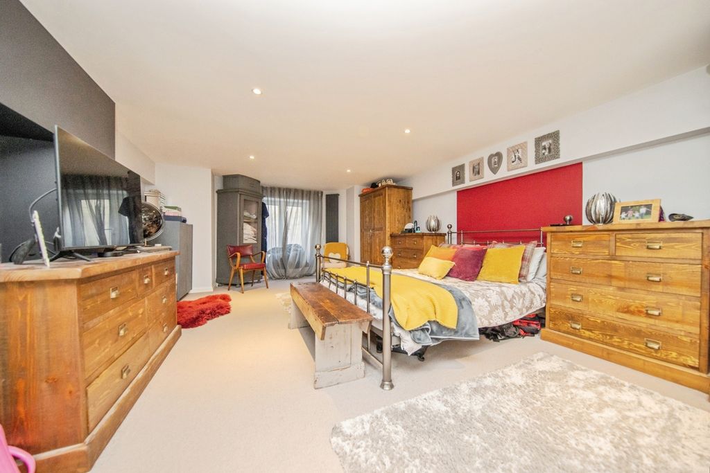 Property photo 3 of 16 Photo