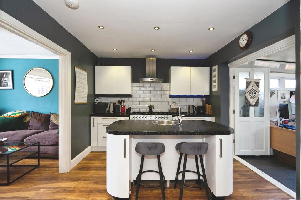 Property photo 3 of 20 Pbox-Img.Jpg