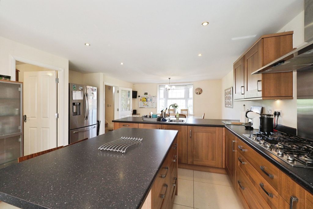 Property photo 3 of 32 Kitchen