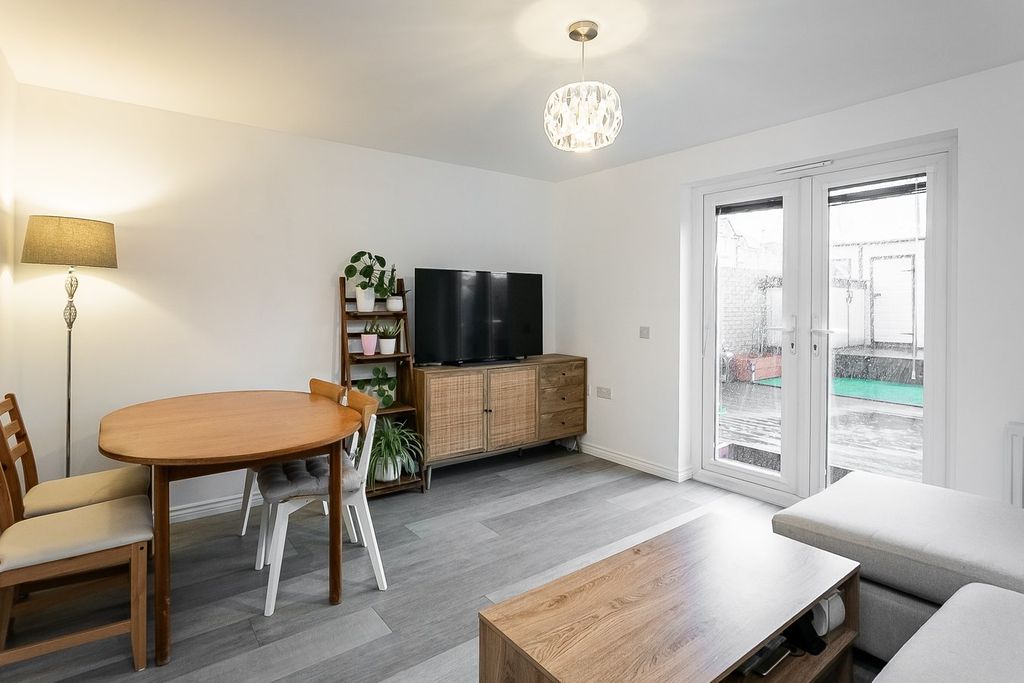 Property photo 2 of 23