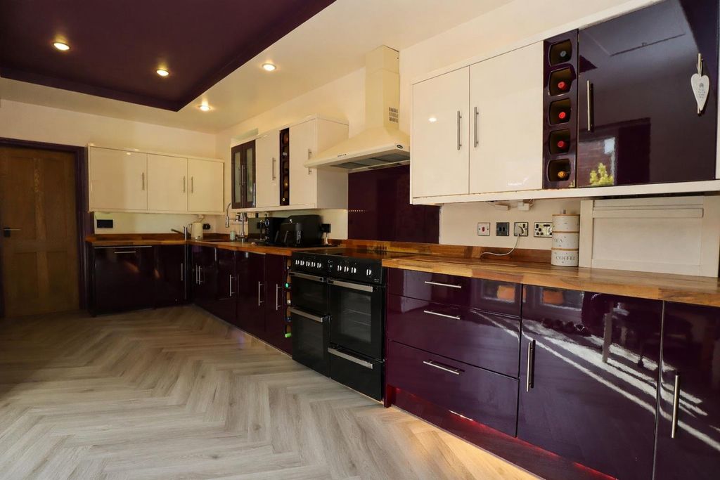 Property photo 3 of 18 Kitchen/Diner