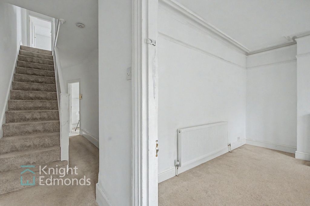 Property photo 3 of 14 Entrance Hall