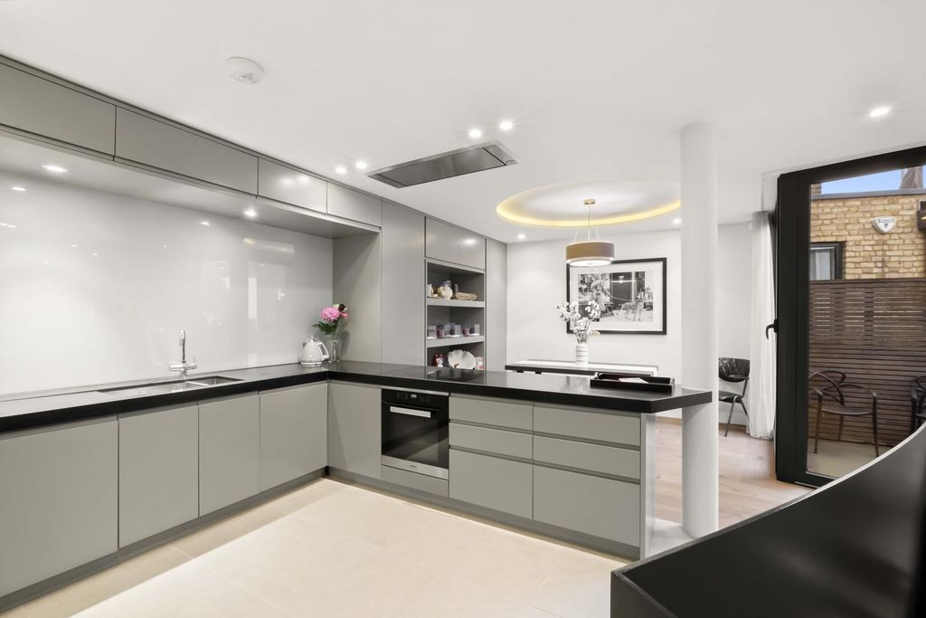 Property photo 3 of 17 Kitchen