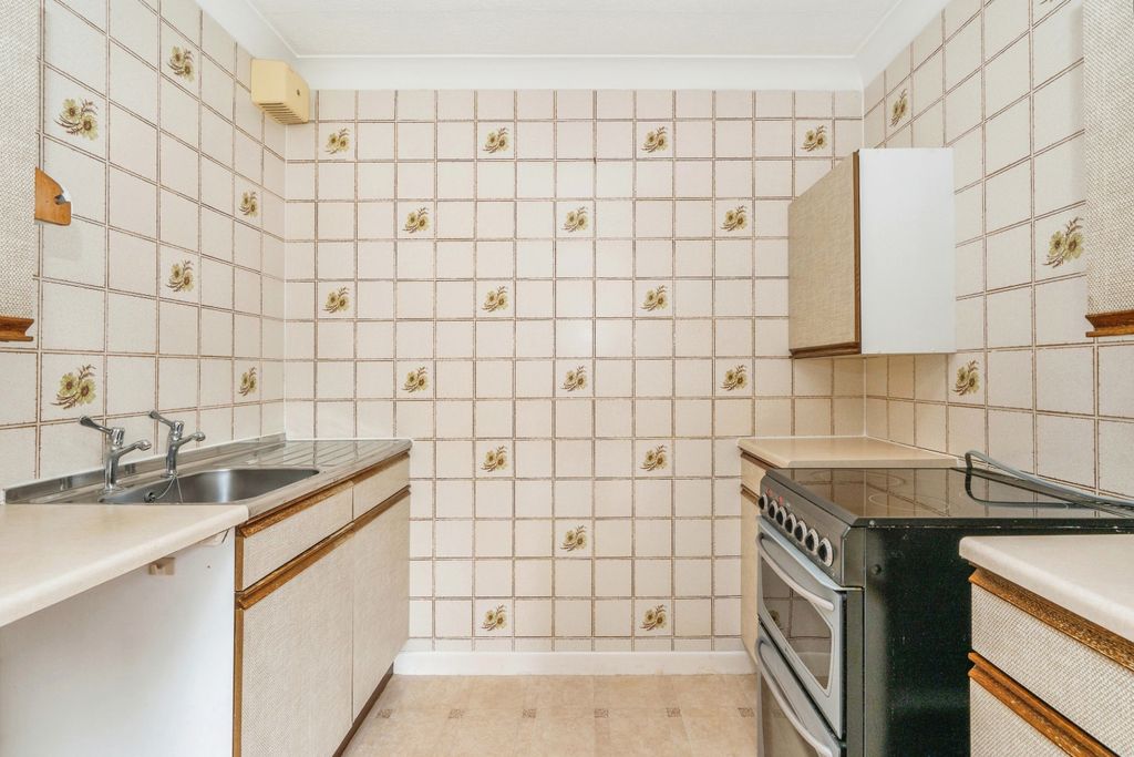 Property photo 2 of 10 Kitchen