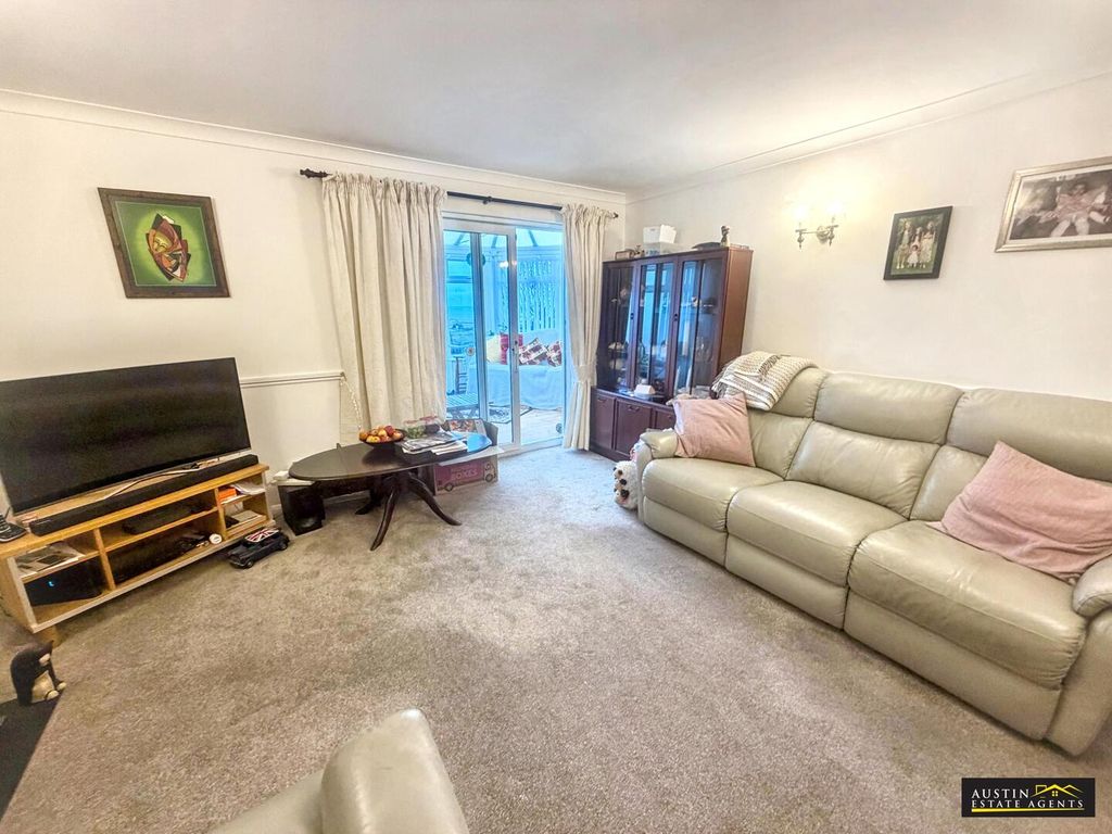 Property photo 3 of 21 Living Room