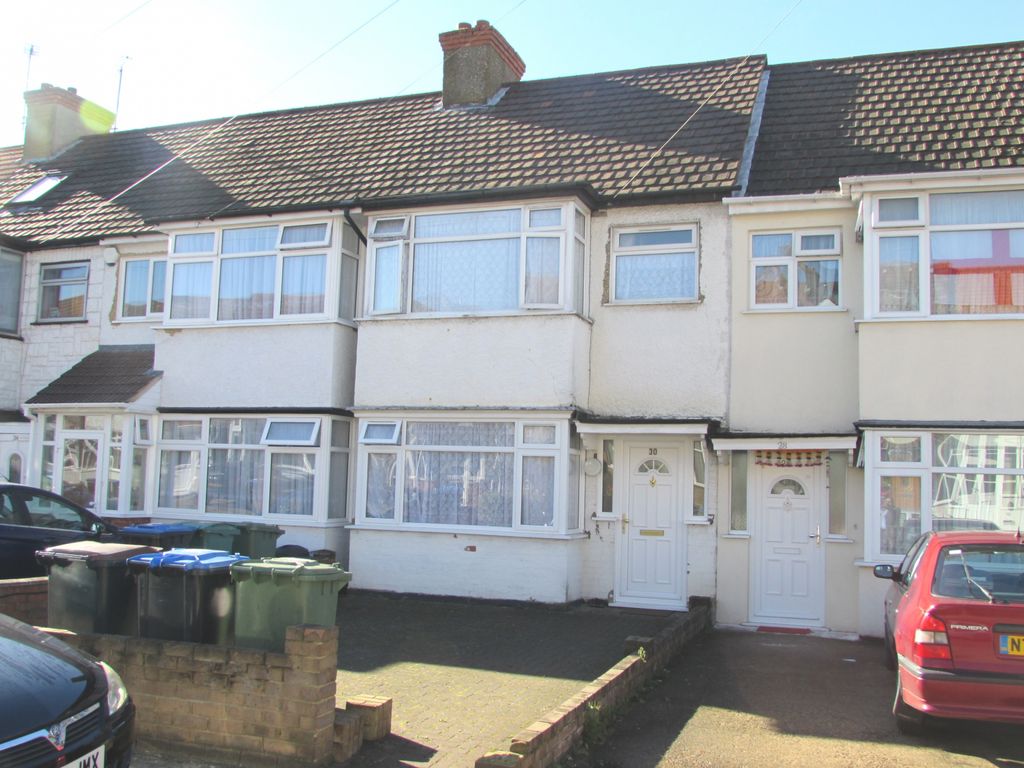 Property photo 1 of 8 Woodside Close, Wembley, Middlesex Ha0