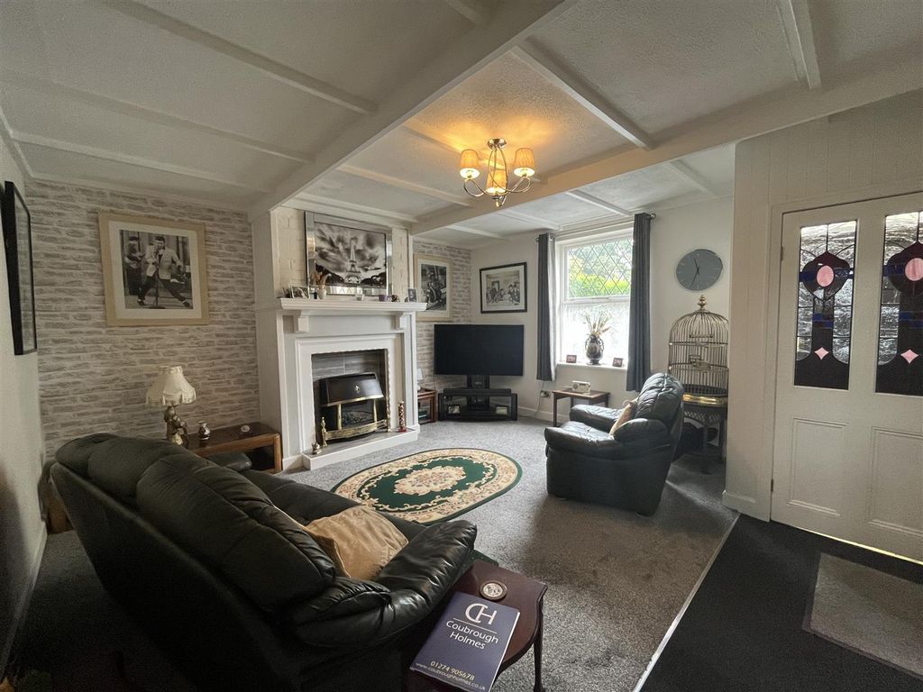 Property photo 3 of 11 Lounge