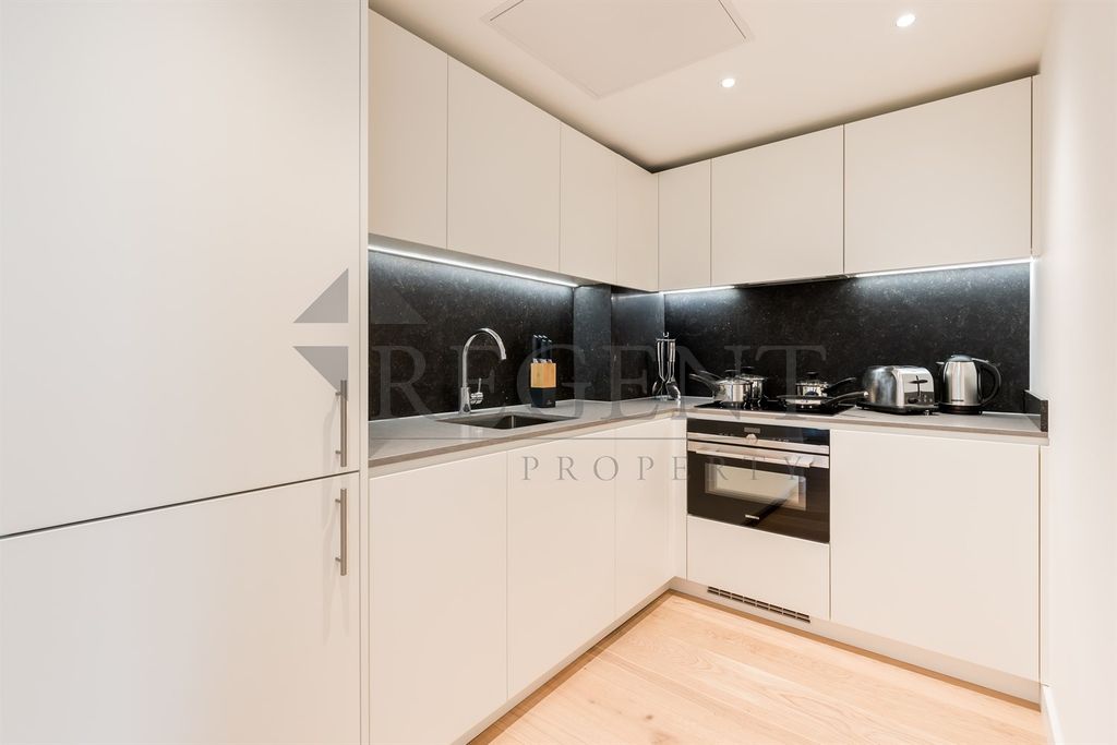 Property photo 3 of 11 Kitchen