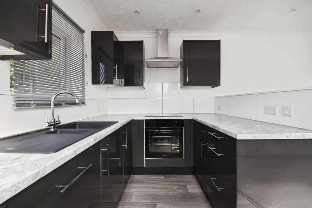 Property photo 2 of 11 Kitchen