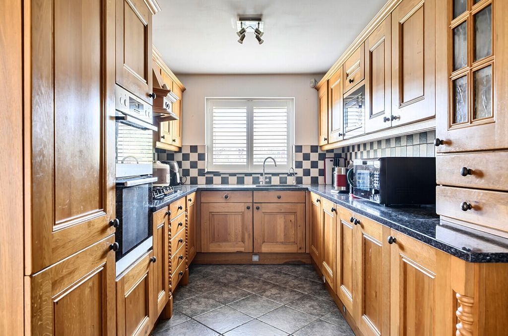 Property photo 3 of 19 Kitchen