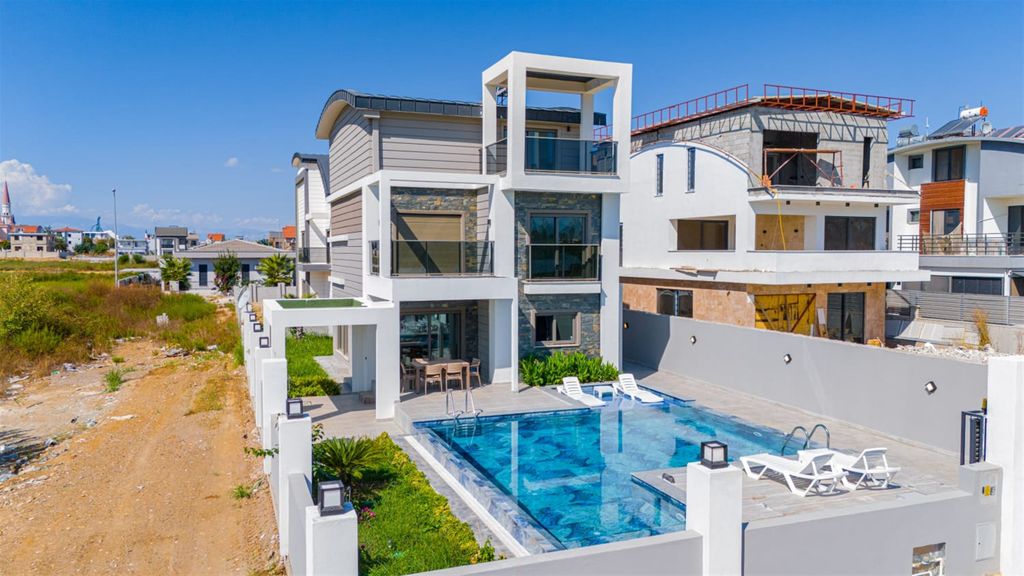 Property photo 2 of 19 Superb Property For Sale In Belek With Spa Facilities - Stunning Villa With Private Exterior