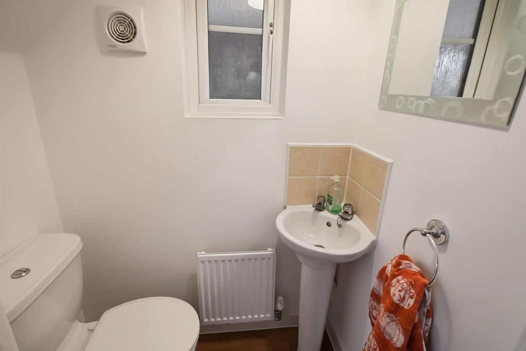 Property photo 3 of 20 Cloakroom