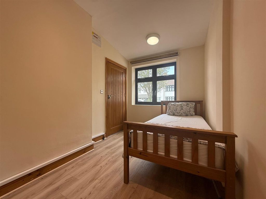 Property photo 2 of 4 Living Room / Bedroom