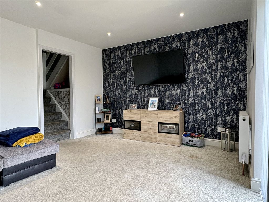 Property photo 3 of 16 Lounge