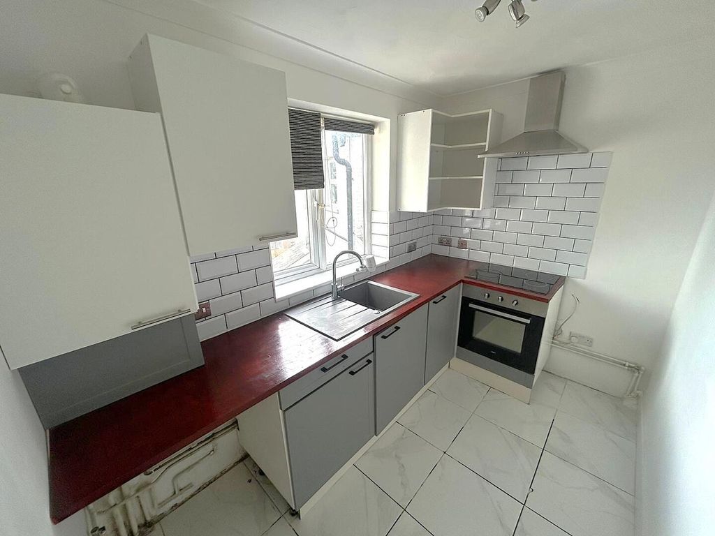 Property photo 2 of 5 Kitchen