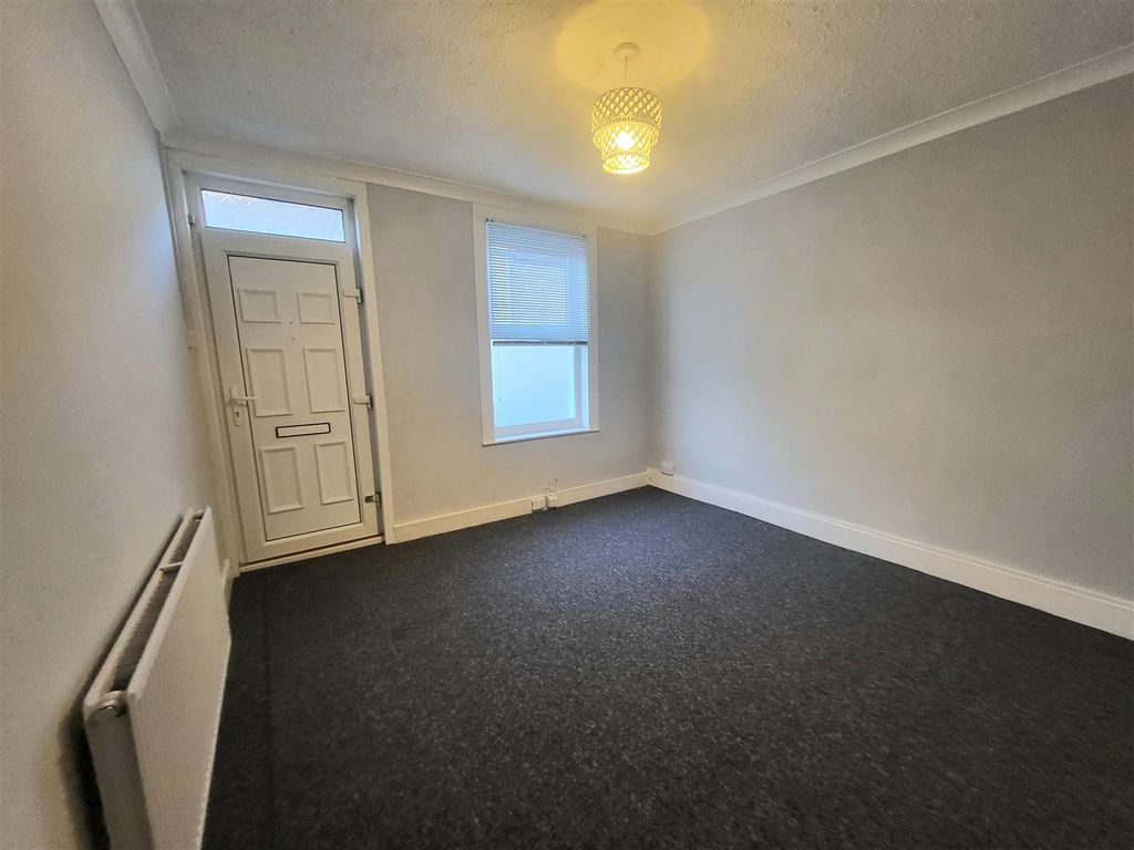 Property photo 3 of 12 Lounge