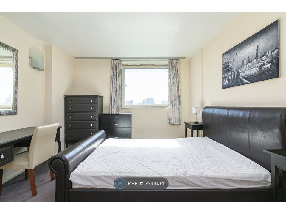 Property photo 2 of 21 En-Suite Master Bedroom