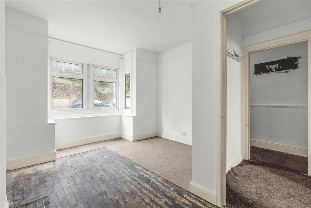 Property photo 2 of 15 153 Hughenden Rd, Hp13 5Pn-7.Jpg