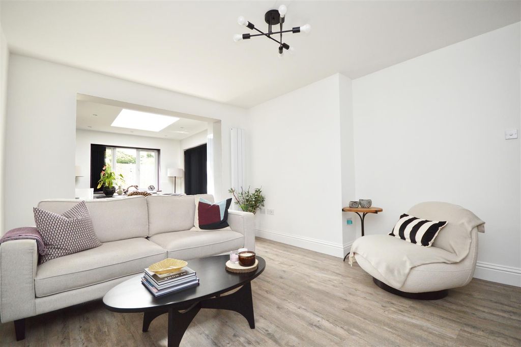Property photo 3 of 17 Sitting Area