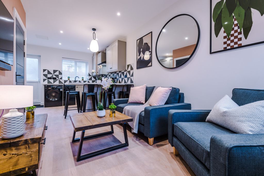 Property photo 1 of 18 10 Capricorn Way, Living Room 1