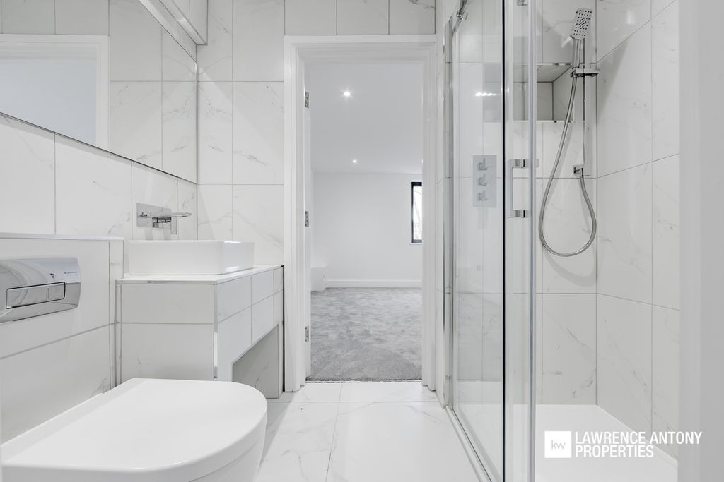 Additional image 14 of 2 bed flat for saleGrand Parade, Leigh-On-Sea SS9