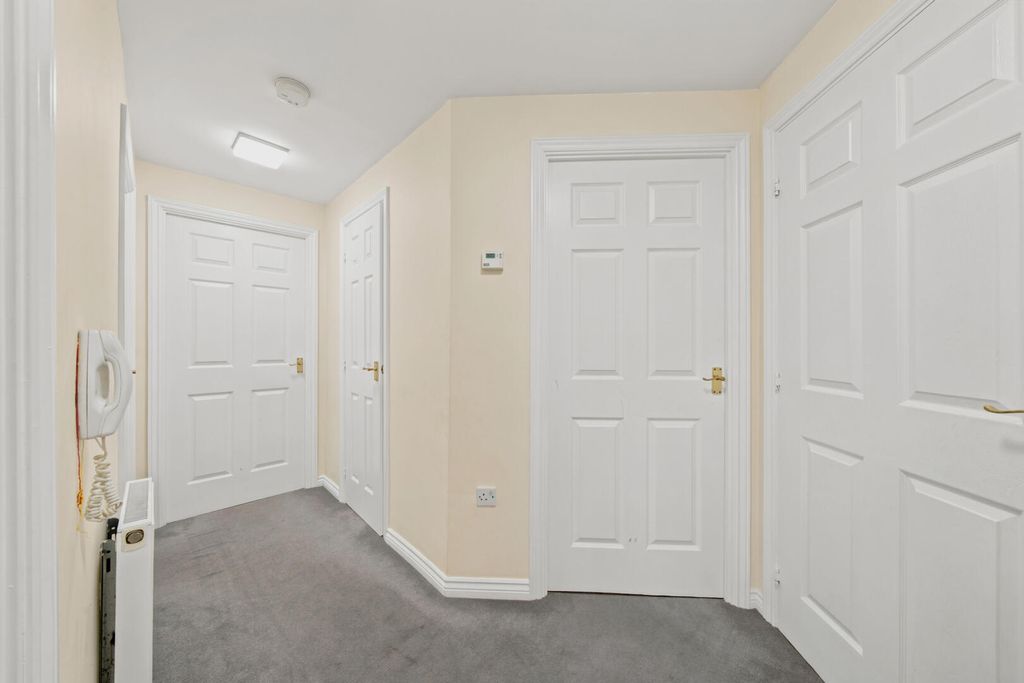 Property photo 2 of 11 Hallway