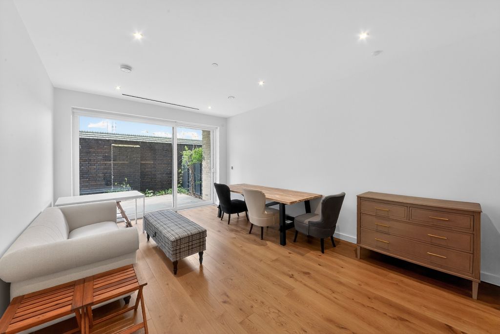 Property photo 1 of 11 Fisherton Street