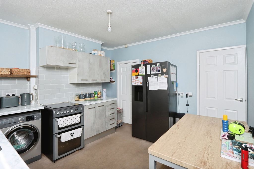 Property photo 3 of 11 Kitchen