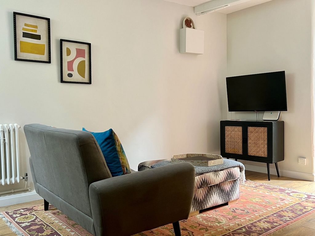 Property photo 1 of 17 Living Room