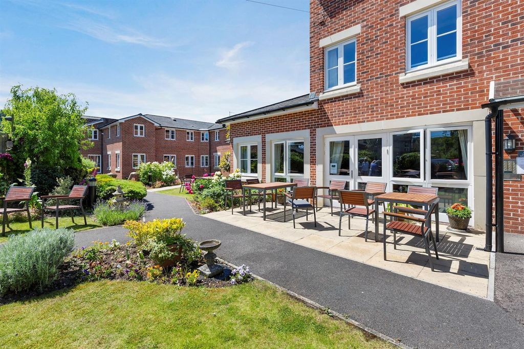 Property photo 2 of 19 Communal Gardens