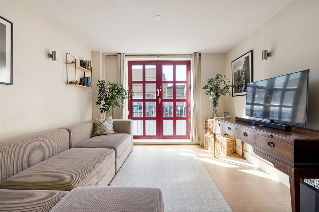 Property photo 1 of 19 Quaker Street, E1