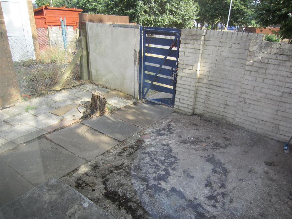 Property photo 3 of 9 Front Garden